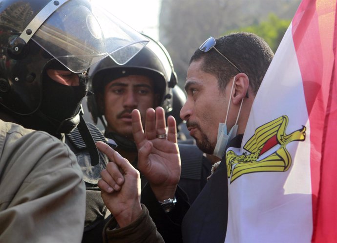 Enfrentamientos Entre Policía Y Manifestantes En Egipto