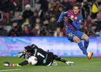 El Barça solventa con miedo ante la Real