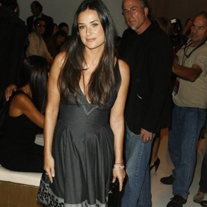Actriz Demi Moore  desfile Donna Karan para primavera 2008