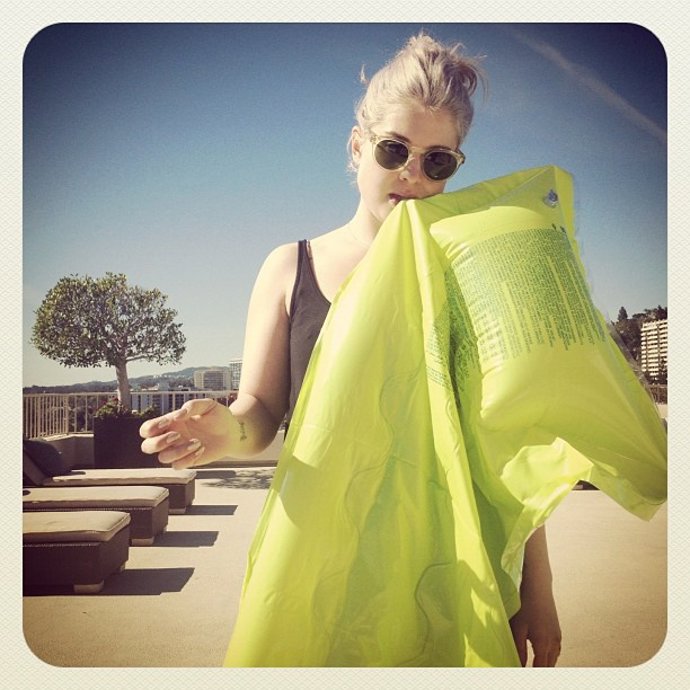 Kelly Osbourne En Bikini Inflando Una Colchoneta