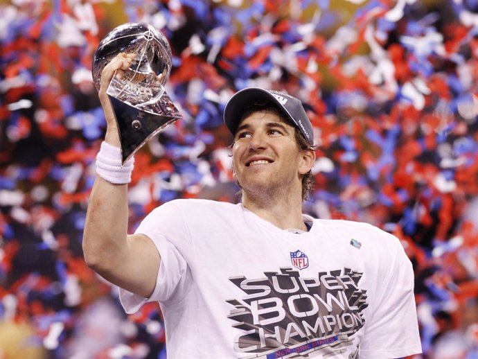 Eli Manning Sostiene El Trofeo Vince Lombardi De Campeones De La Super Bowl