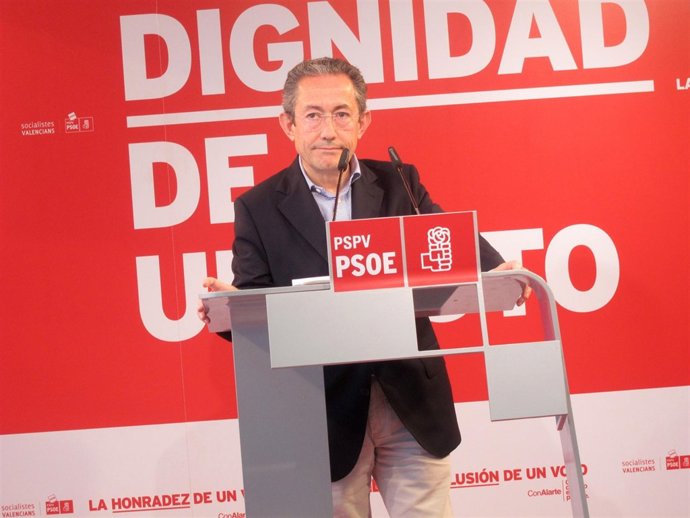 Ángel Luna En una Rueda De Prensa