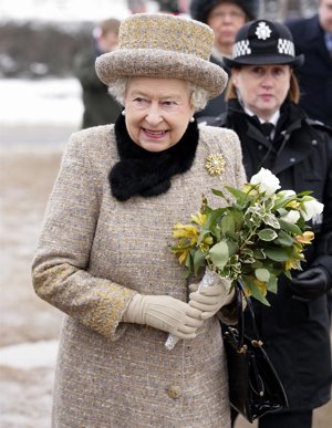 La Reina Isabel Con Un Ramo De Flores
