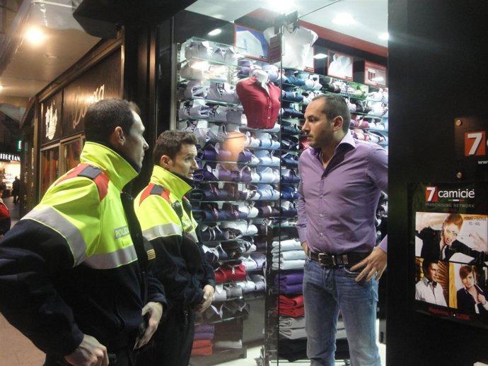 Patrulla De Mossos En Comercios De Lleida