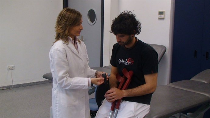 Una Fisioterapeuta Atiende A Un Paciente