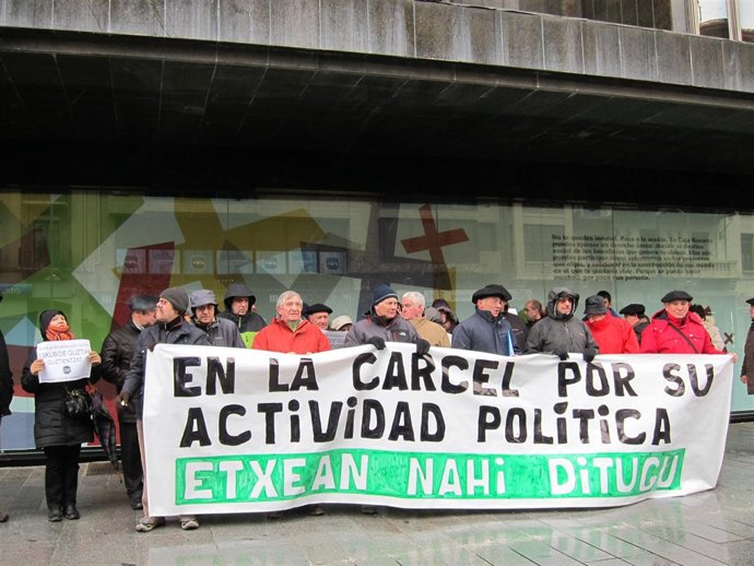 Concentración De Familiares De Detenidos Por Su Pertenencia A Ekin Y Segi.