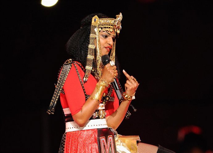 M.I.A. Hace Un Gesto Obsceno En La Actuación De Madona En La Super Bowl