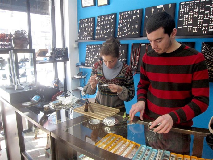 Empleados Comprueban La Pureza De Objetos De Plata
