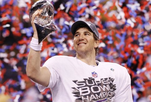 Eli Manning Sostiene El Trofeo Vince Lombardi De Campeones De La Super Bowl