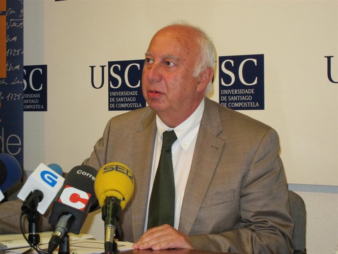 El Rector De La USC, Juan Casares Long.