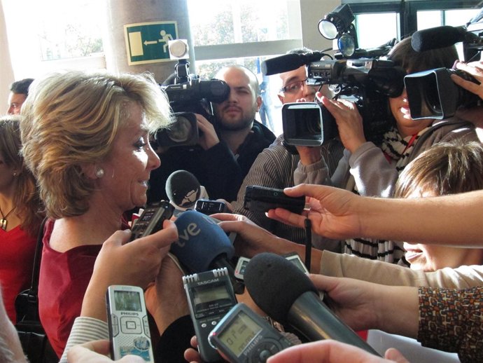 Esperanza Aguirre Rodeada De Medios