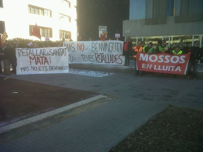 Protesta Contra Los Recortes Ante La Visita De Artur Mas