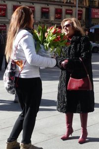 World Vision reparte flores en Madrid como símbolo contra la mutilación genital femenina