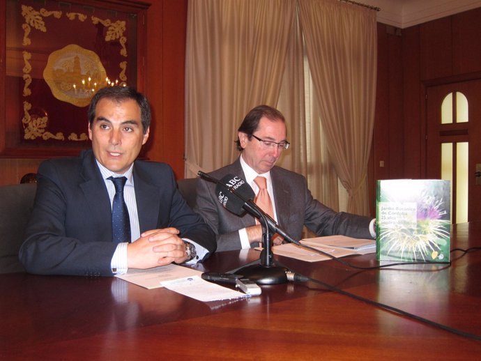 El Alcalde De Córdoba, José Antonio Nieto, Acompañado Por El Edil Rafael Jaén