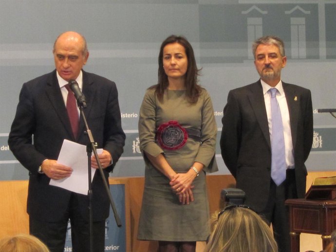 El Minsitro Con Los Nuevos Directores De Tráfico Y Protección Civil