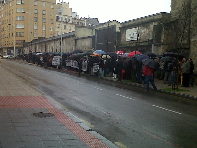 Los Trabajadores De Teka Frente Al Parlamento
