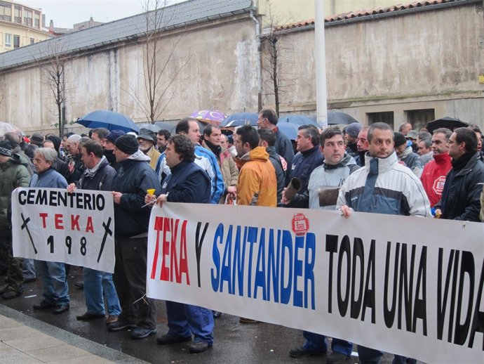 Concentración De La Plantilla De Teka Frente Al Parlamento