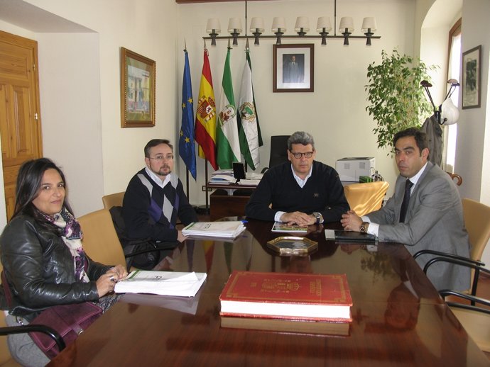 El Alcalde De Mairena Del Aljarafe, Ricardo Tarno (PP), Con Autónomos