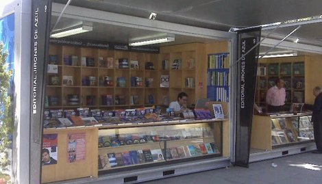 Caseta De La Editorial Jirones De Azul En La Feria Del Libro