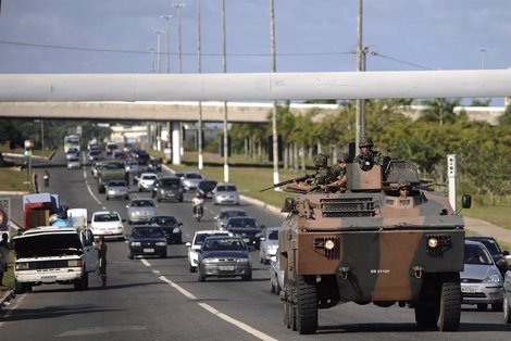 Militares Brasileños Patrullan Las Calles De Salvador De Bahía