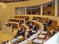 El Parlamento advierte a Teka de que el ERE no debe servir de "coartada" a la deslocalización de la planta