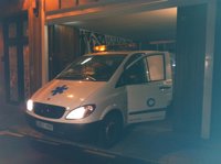 El coche fúnebre sale del domicilio del artista con su cadáver