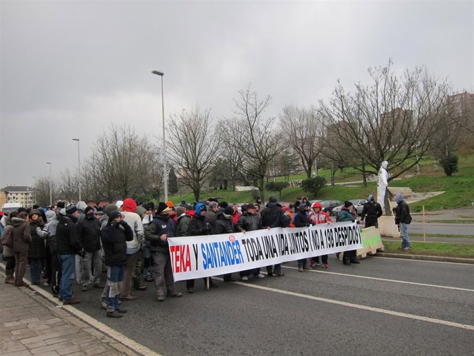 Trabajadores De Teka Concentrados Frente A La Fábrica