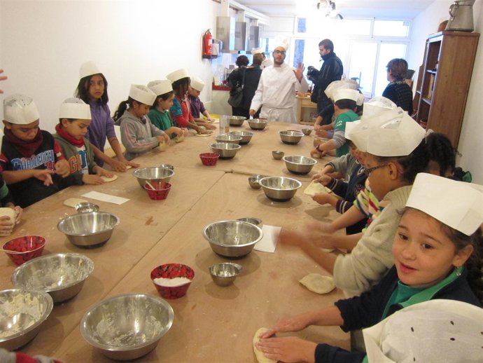 Alumnos De Barcelona Participan En Una Actividad Educativa Con Comercios