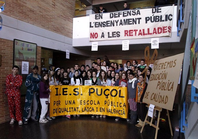 Alumnos Del IES Puçol Protestando Por Los Recortes