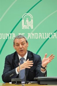 Junta de Andalucía ve "despreciable" la "falta de educación" y la "cobardía" de Wert al cambiar los temarios 