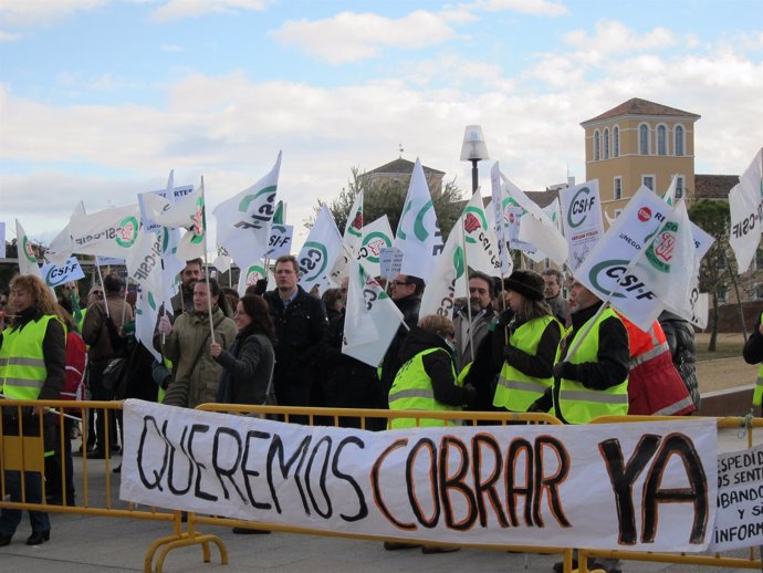 Manifestantes De CSIF Y Trabajadores De Trapa Ante Las Cortes