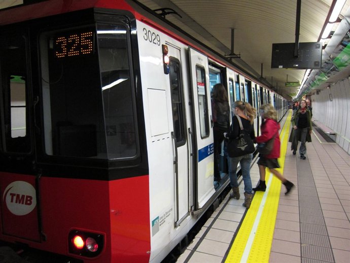 Estación Del Metro De Fontana Con Los Caminos De Emergencia Señalizados