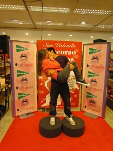 Una Joven Pareja Demuestra Su Amor En El Concurso De Besos 