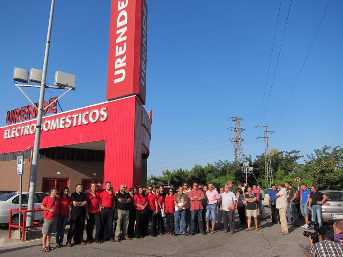 Trabajadores De Urende Ante La Tienda Principal En Córdoba