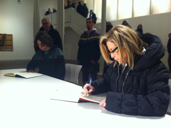 La Vicepresidenta Joana Ortega Escribe En El Libro De Condolencias De Tàpies