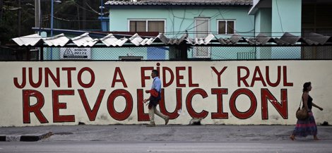 Mural Propagandístico En Una Calle De La Habana