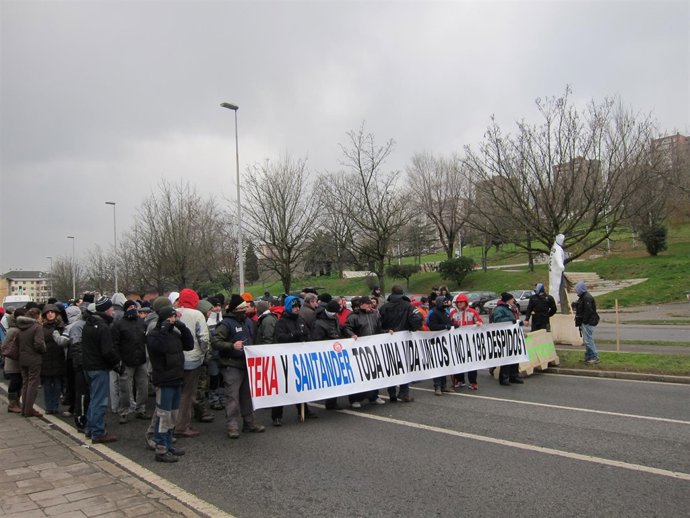 Trabajadores De Teka Concentrados Frente A La Fábrica