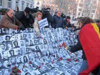 Partidarios de Garzón dejan claveles en memoria de las víctimas del franquismo