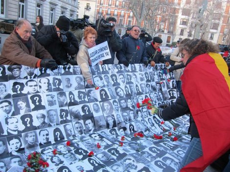 Partidarios De Garzón Dejan Claveles En La Puerta Del Supremo