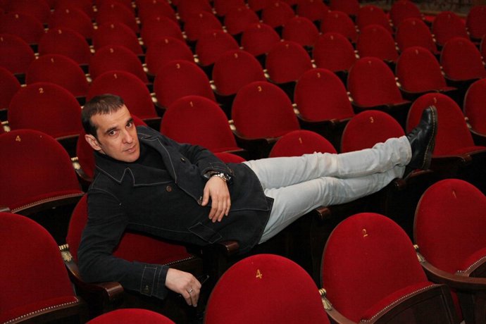 El Actor Luis Merlo Posa Tumbado Sobre Las Butacas Del Teatro