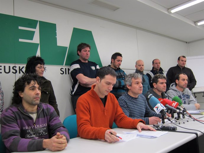 El Coordinador De ELA En Navarra, Mitxel Lakuntza, Junto A Delegados Sindicales.