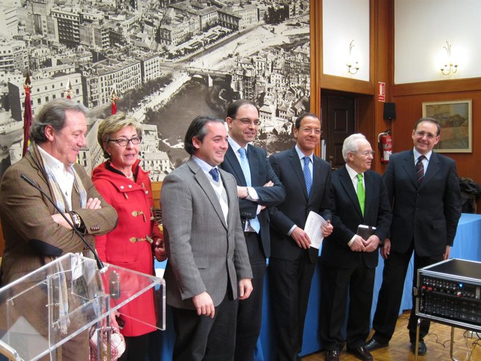 Cámara Junto Al Gerente De La Fund. Cajamurcia  Y El Presidente De Proyecto Hom.