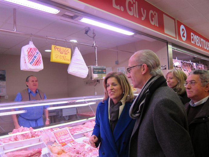 Botella Y Berzal En El Remodelado Mercado De Alto De Extremadura