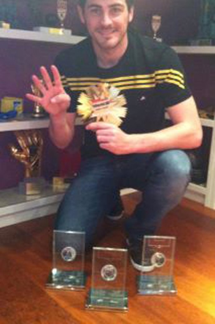 Iker Casillas Posando Con Sus Cuatro Trofeos 