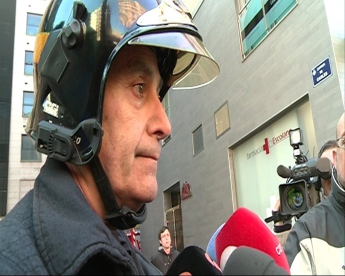 El Sargento De Bomberos Julio Blasco Atiende A Los Medios En El Lugar Del Suceso