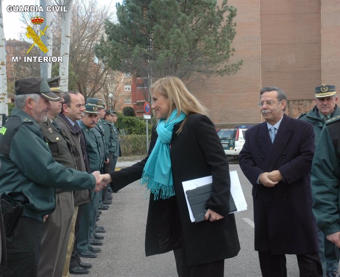 Cristina Cifuentes, Saludando A Los Guardias Civiles