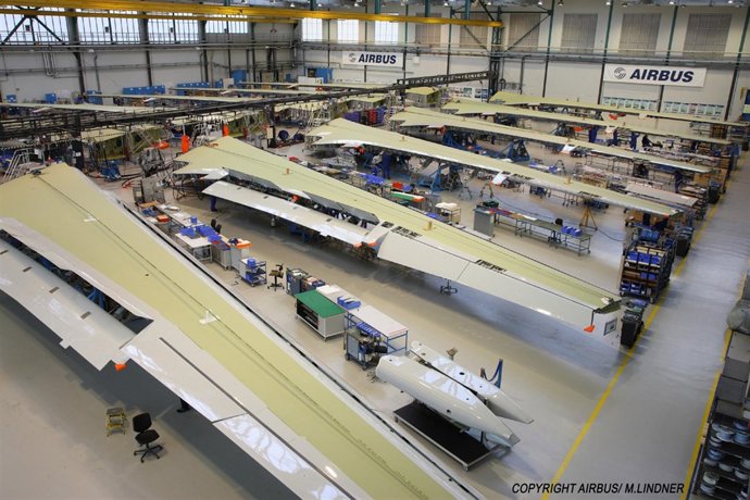 Imagen De Alas De Aeronaves De Airbus En Fábrica