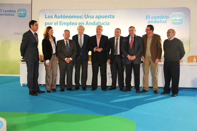 El Presidente Del PP-A, Junto A Lorenzo Amor Y Otros Representantes De Autónomos