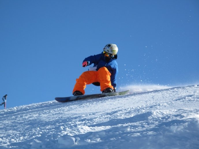 Niño Practicando Snowboard En El Sulayr