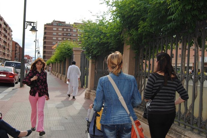 Gente Paseando Por Logroño